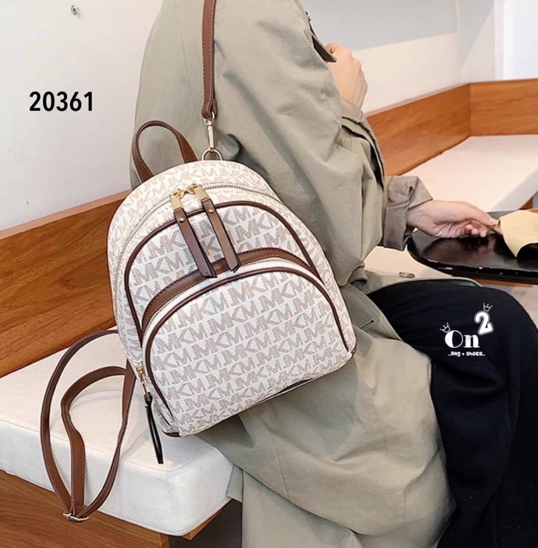 กระเป๋าสะพายเป้แฟชั่นมาใหม่ งานสไตล์แบรนด์ งานซิปมี 2 ช่องใช้งาน ขนาดกำลังดีน่าใช้มากค่ะ พร้อมส่งค่า