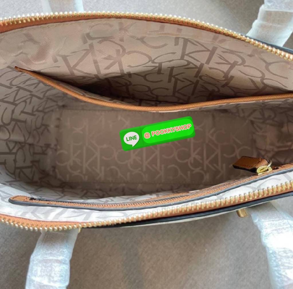 กระเป๋าทรงช้อปปิ้ง จากแบรนด์ Calvin Klein หนังดี ทรงสวยมาก มาพร้อมสายสะพายหนัง ถอดได้ ปรับระดับได้ เปิดปิดด้วยซิปบน ภายในโล่งกว้าง ซับในอย่างดี มี 1 ช่องซิป และ1 ช่องเล็ก