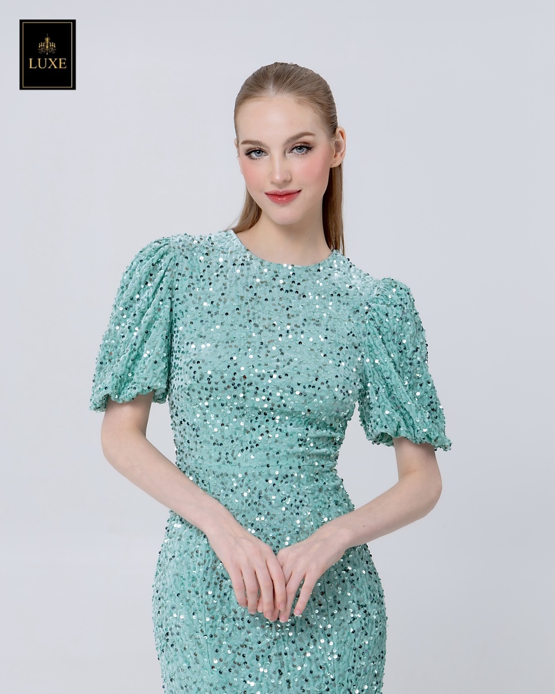 เดรสแฟชั่น เดรสเสื้อคอกลม แขนสั้นปลายแขนพอง ชายกระโปรงบานเล็กน้อย