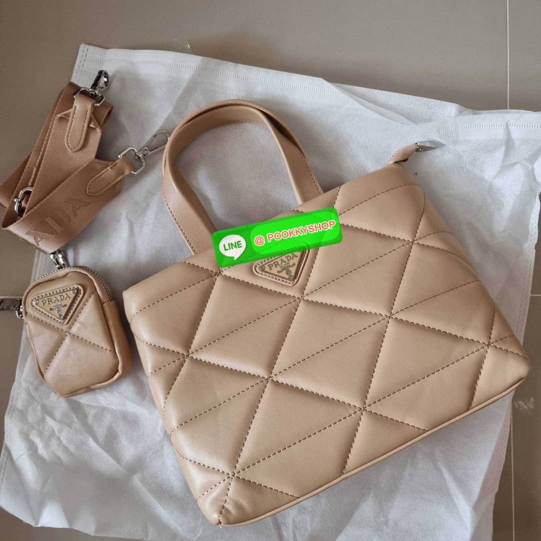 PRADA LEATHER PADDED BAG ใหม่ล่าสุด กับคอลเลคชั่นที่ทำออกมาตอบโจทย์ได้ทุกไลฟ์สไตล์ และเป็นยูนิเซ็กส์ กับกระเป๋าทรงโท้ท ขนาดกำลังดี วัสดุหนังแท้ ตัดเย็บเดินเส้นลายตาราง ปากกระเป๋ามีซิปเปิดปิด ภายในเป็นช่องโล่ง มีช่องแยกให้ มาพร้อมสะพายข้างและใบลูก ให้ได้สน