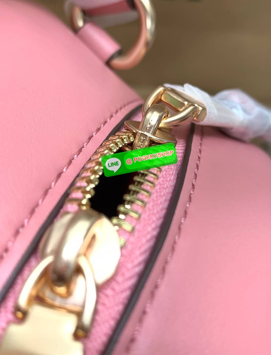 NEW IN! COACH JORDYN BACKPACK ((C1804//3011)) ไม่มียังไงไหว ต้องบอกว่าน้องสวยมากๆค่า! กระเป๋าสะพายหลังแบบมีหูหิ้ว หนังแแท้สวยค่ะ ❤️ทั้งใบปริ้นลายดอกไม้ สวยเด่ด สะดุดตาเลยทีเดียวค่ะ ด้านหน้ามีช่องซิปใส่มือถือหรือของจุกจิกลงไปได้ค่ะ เปิด-ปิดกระเป๋าแบ