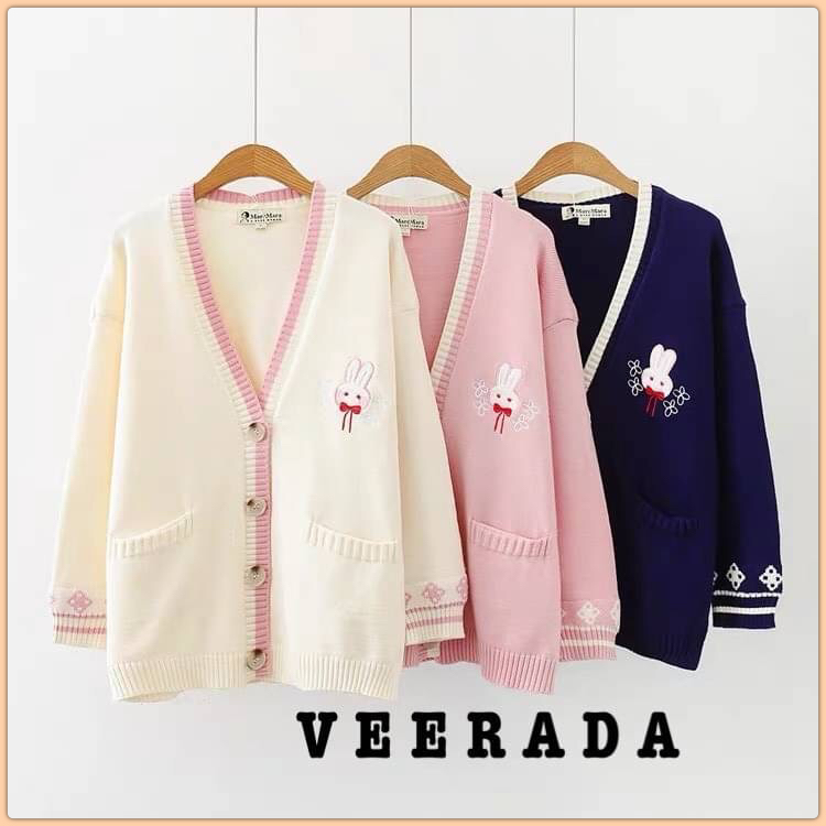 🌸New Collection🌸 Veerada Bunny Cute แน่นอนว่าเริ่มจะเข้าสู่ฤดูหนาวแล้ว ทุกคนก็ต้องไม่พลาดสรรหาเสื้อคลุมกันหนาว อบอุ่น ดูดี และราคาถูก ซึ่งหาได้ไม่ยาก เพราะเราเลือกแต่สิ่งดีๆ มีคุณภาพสูงราคาเบา อย่างเช่นตัวนี้เลยค่ะ ตัวใหญ่นิดหน่อย มีกระเป๋