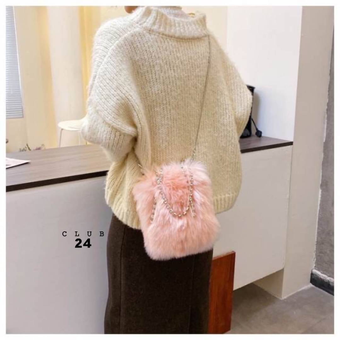 𝑵𝑬𝑾 𝑵𝑬𝑾‼️ ตอนรับเทศกาลที่จะถึงนี้ กระเป๋าขน รุ่นนี้เป็นขนนิ่มๆนุ่มๆเลยคะ ทรงสี่เหลี่ยม ตรงสายถือเป็นเพรช มีสายสะพายยาวข้างได้ น่ารักสุดๆ ทุกคนต้องมีนะคะ บอกเลยถือแล้วไม่ซ้ำใครแน่นอน