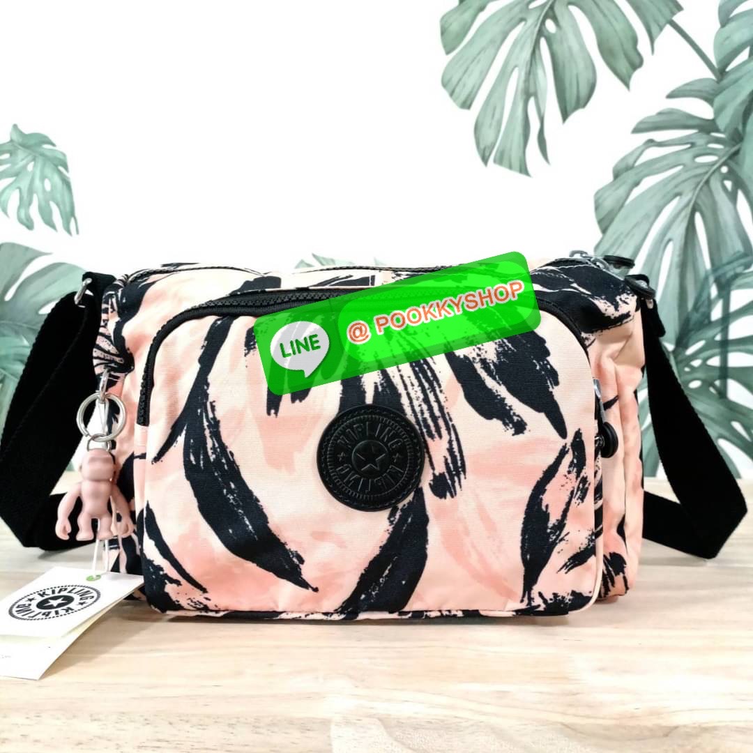 KIPLING RETH CROSSBODY BAG วัสดุ Nylon+polyester กระเป๋าสะพายข้างหรือ สะพาย Crossbody ได้ เปิด-ปิด ด้วยซิปปั๊มแบรนด์ที่หางซิป พร้อมช่องช่องหน้าแยกใส่ของใช้เล็กๆ น้อยๆ ได้ ช่องหลัก 2 ช่อง ด้านในโล่งกว้าง สามารถจุสัมภาระได้เยอะ มีช่องซิปด้านในและสายคล้องพวง
