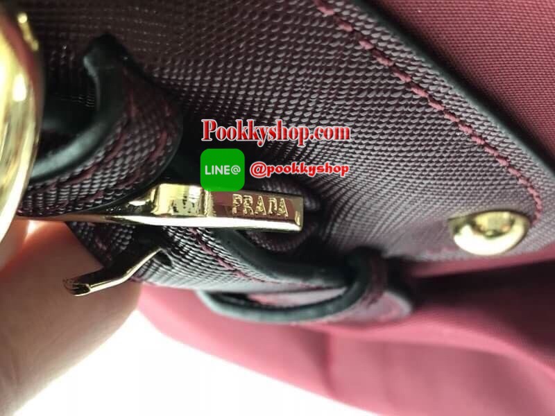 PRADA NYLON BAG WITH ZIP กระเป๋าถือหรือสะพายพรีเมี่ยมกิ้ฟจากเคาน์เตอร์แบรนด์ Limited edition วัสดุ Nylon เนื้อหนาคุณภาพดีตามแบบฉบับแบรนด์ด้านหน้าประดับโลโก้หรู เปิดปิดด้วยซิป ภายใน Polyester 100% มีโลโก้ ช่องซิปจุมากค่ะ สามารถใส่เอกสาร A4 ipad ของใช้ได้เย