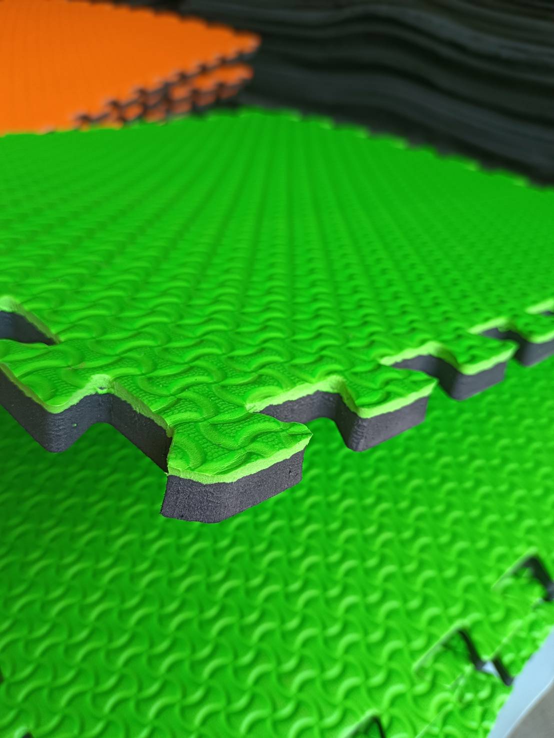 แผ่นยางปูพื้นจิ๊กซอ ขนาด 60 X 60 cm. ความหนา 10 มม.