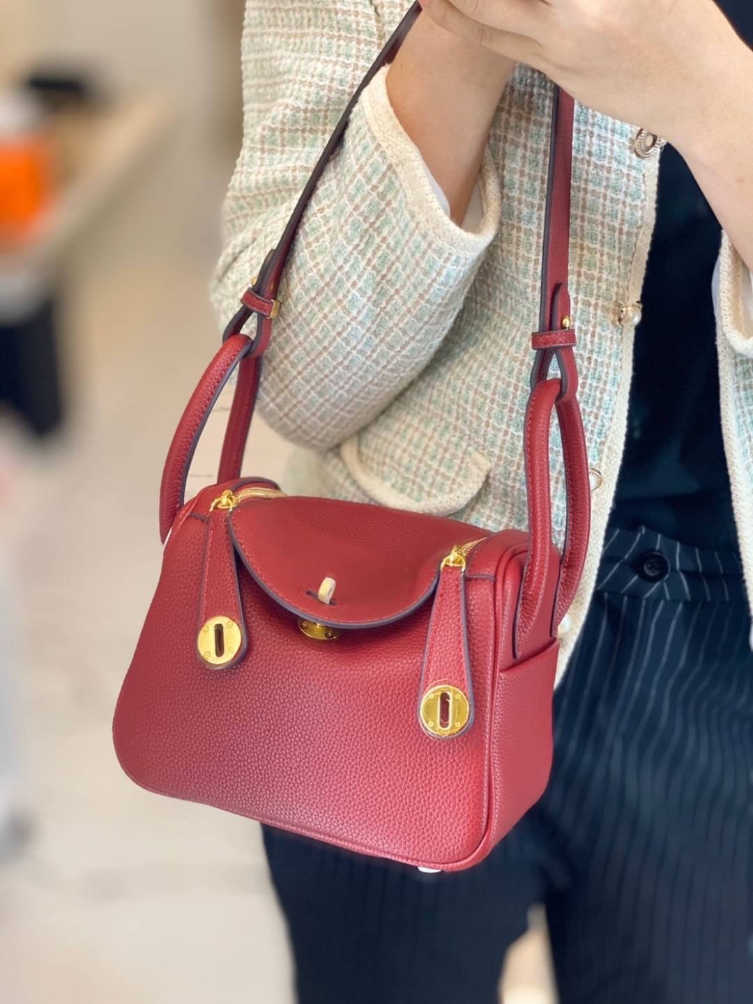 กลับมาเเล้วค่า Lindy 20cm หนัง PU premium ที่ลูกค้าถามกันมาเยอะมากกก รอบนี้หนังสวยมากๆๆ สายสะพายแบบเรียบหรู มีห่วงรัดสายสองข้าง มี 2 สายนะคะ มีซิลิโคนปิดลูกบิดกันรอย งานเนี้ยบสุด ยิ่งใช้ยิ่งนิ่มมม กระเป๋าทรงสวยนุ่ม Flexible มากๆ จุของได้ทุกสิ่ง จะใช้ไปทำง