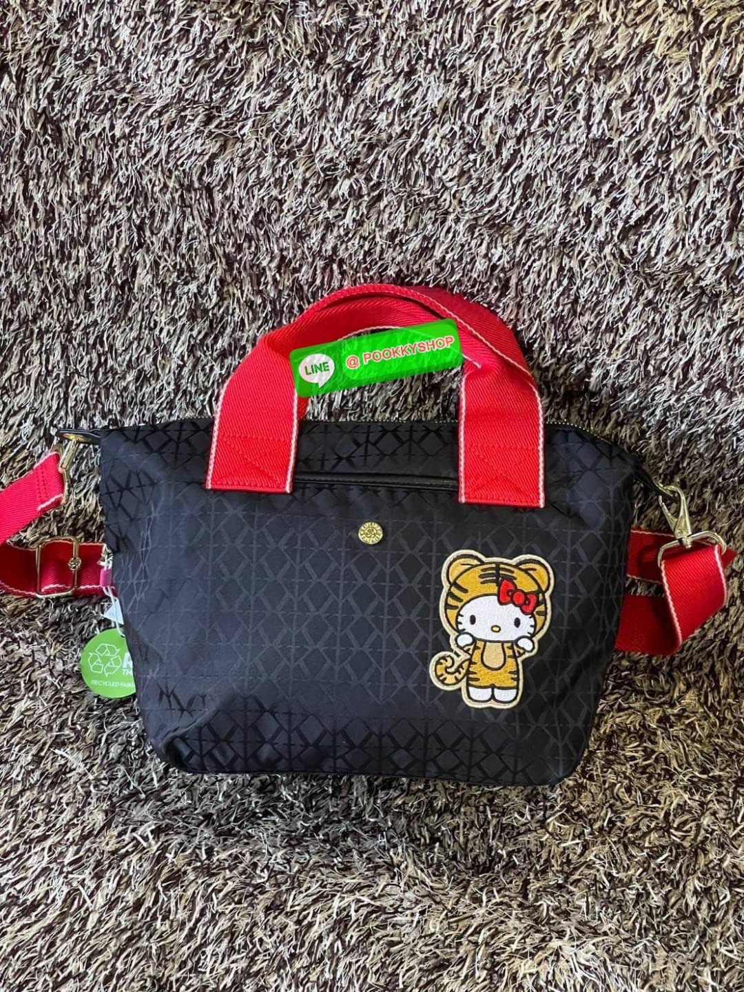 Kipling Kala Mini Hello Kitty Handbag กระเป๋าถือและสะพายใบนี้ มาพร้อมลวดลาย Tiger Kitty สุดน่ารัก พื้นกระเป๋าที่ดำ สามารถเข้ากับเครื่องแต่งกายได้ทุกสีและทุกแนว มีสายสะพายด้านข้างที่ปรับระดับความยาวตามความสูงได้ตามต้องการ และเนื้อผ้าของกระเป๋ายังมีความแข็ง