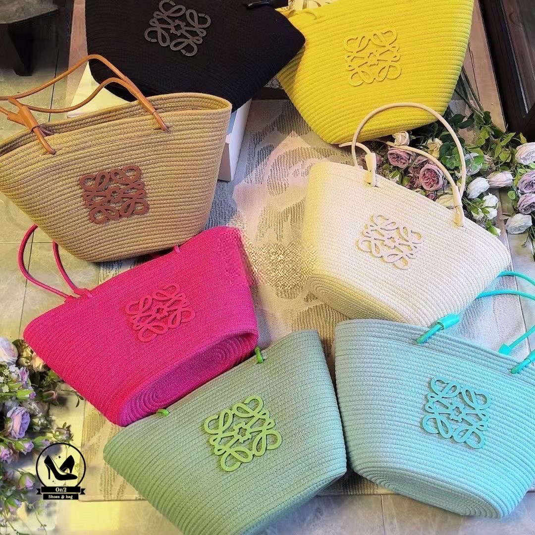 มาค่า....กระเป๋าสานสุดฮิตจาก Loewe รุ่น Anagram Basket Bag ใบนี้ เป็นกระเป๋าสานแฮนด์เมด ตัดกับหนังพิมพ์โลโก้ Anagram เอกลักษณ์ของแบรนด์ สายหนังใช้งานได้ทั้งแบบถือและสะพายไหล่ เหมาะกับลุคชิลล์ๆ ไปทะเล หรือแม้แต่ลุคแคชชวลในเมืองก็ดูดี สีสันจัดเต็มมาพร้อมสีใ