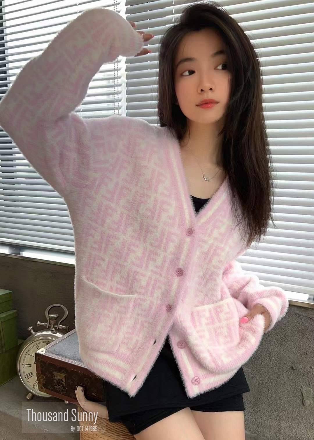 Fendi cardigan เสื้อคลุมผ้าไหมขนกระต่าย (กระต่าย) พรมทอเส้นเล็ก ผ้าเนื้อดีมากค่ะ ผ้าหนานุ่ม เนื้อนิ่มสุดๆค่ะ ผ้ามีน้ำหนัก ยืดหยุ่นได้เยอะ ผ้าใส่สบายผิว ตัวเสื้อทอลาย Fendi Logo ทั้งตัว งานทอแน่นๆ ไม่ต้องกลัวย้วย งานสวยจริงไม่จกตา มีกระเป๋าล้วง 2 ข้าง แต่ง