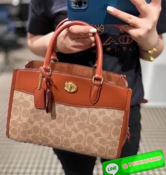 COACH BROOKE CARRYALL 28 (CE733) กระเป๋าถือหรือสะพายข้าง สุดหรู ลุคคุณนาย ให้วัสดุแคนวาสตัดหนังแท้ ภายในกว้าง แบ่งช่องเป็นสัดส่วน มีช่องซิปตรงกลาง สายสะพายถอดออกได้ จะถือหรือสะพายแมทซ์ได้หลายลุคเลยค่ะ