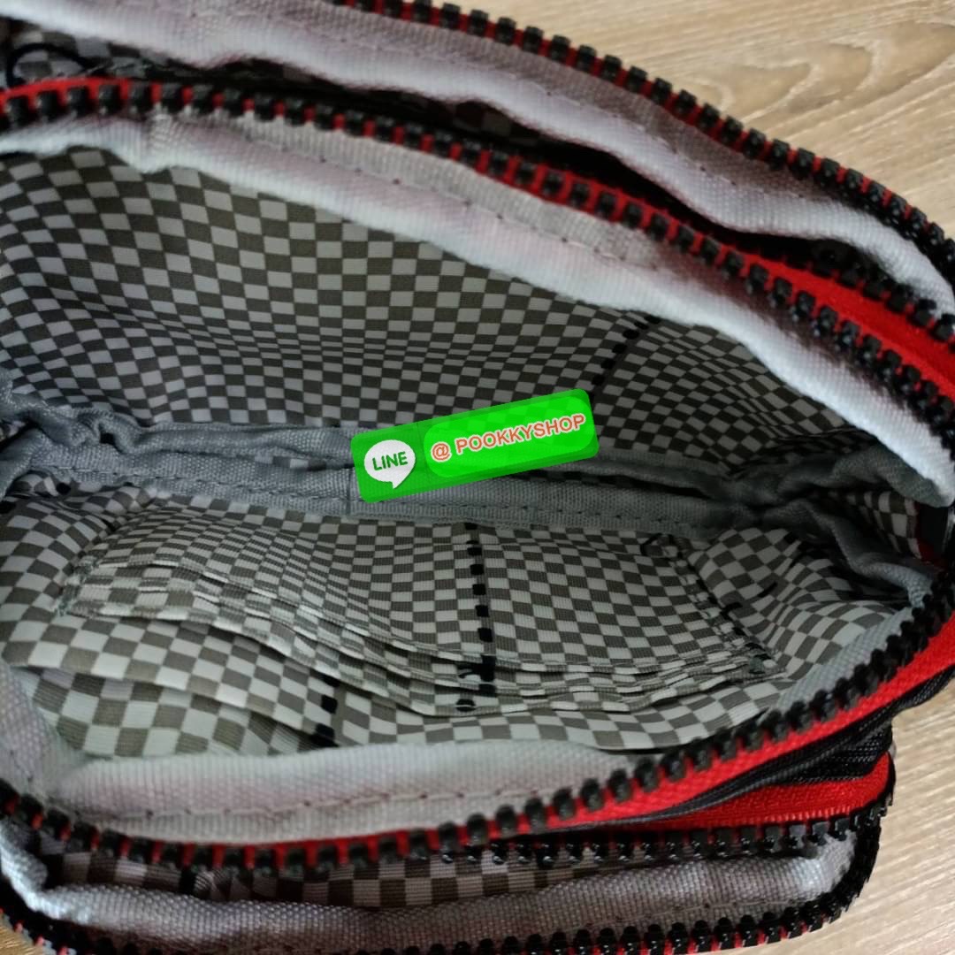 KIPLING Monkey program Seoul up clutch & sling bag รุ่น 2 ซิป (ขนาด 7 นิ้ว) กระเป๋าคล้องมือ หรือ สะพายข้าง ขนาดเล็ก วัสดุ Nylon & Polyester 100% ใช้งานได้ 2 รูปแบบ มีสายสลับเปลี่ยนได้ทั้งแบบคล้องมือ และ สะพายข้าง ตามโอกาสการใช้งาน