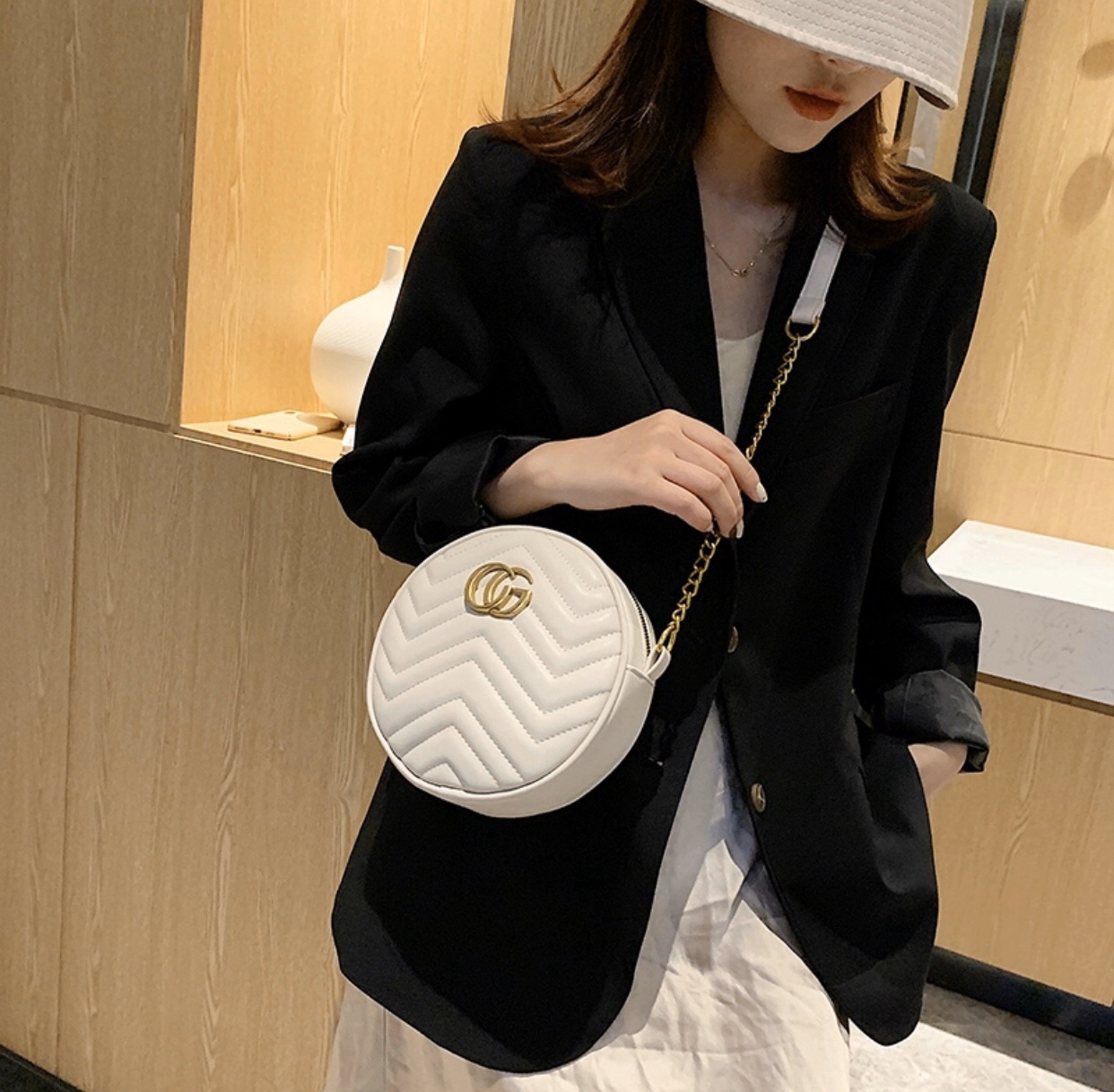 CG marmont รุ่นนี้ขายเท่าไหร่ก็ไม่เคยพอ ฮิตกันยาวๆเลยค่า กระเป๋าทรงกลมงานดีอะหลั่ยสวย เนี๊ยบไปเลยค่ะ