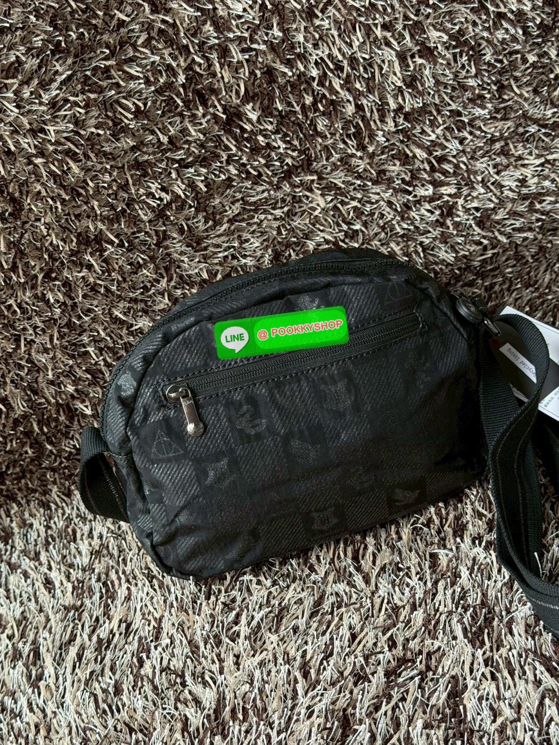 💕 Kipling X Harry porter crossbody bag ท่องโลกเวทมนตร์ไปกับไอเทมกระเป๋าของ Kipling กับคอลเลคชั่นใหม่ Kipling x Harry Potter ไอเทมเวทมนตร์และลวดลายที่เป็นเอกลักษณ์เฉพาะตัว คอลเลกชั่นนี้โดดเด่นด้วยผ้าไนลอนเอกลักษณ์ของ Kipling สีดำ Magical Black ที่อ