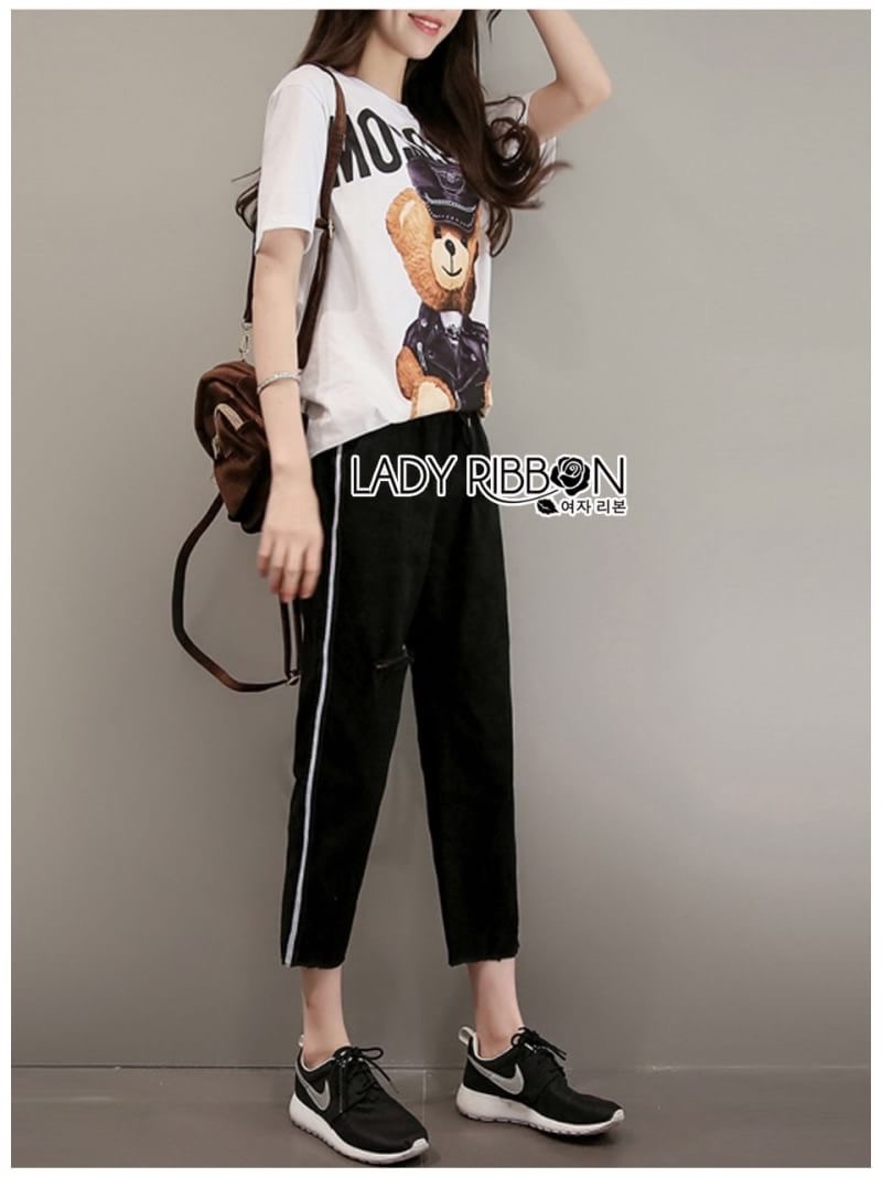 Lady Ribbon's Made Lady Ellen Street Chic Printed T-shirt and Sweat Pants Set เซ็ตเสื้อทีเชิ้ตพิมพ์ลายและกางเกงวอร์มสไตล์สตรีท ลุคนี้เป็นสไตล์แบรนด์ Moschino แบบสตรีทเก๋ๆ ตัวเสื้อเป็นเสื้อยืดแขนสั้น ตรงกลางพิมพ์ลายตุ๊กตาหมี ส่วนกางเกงเป็นการเกง Sweat