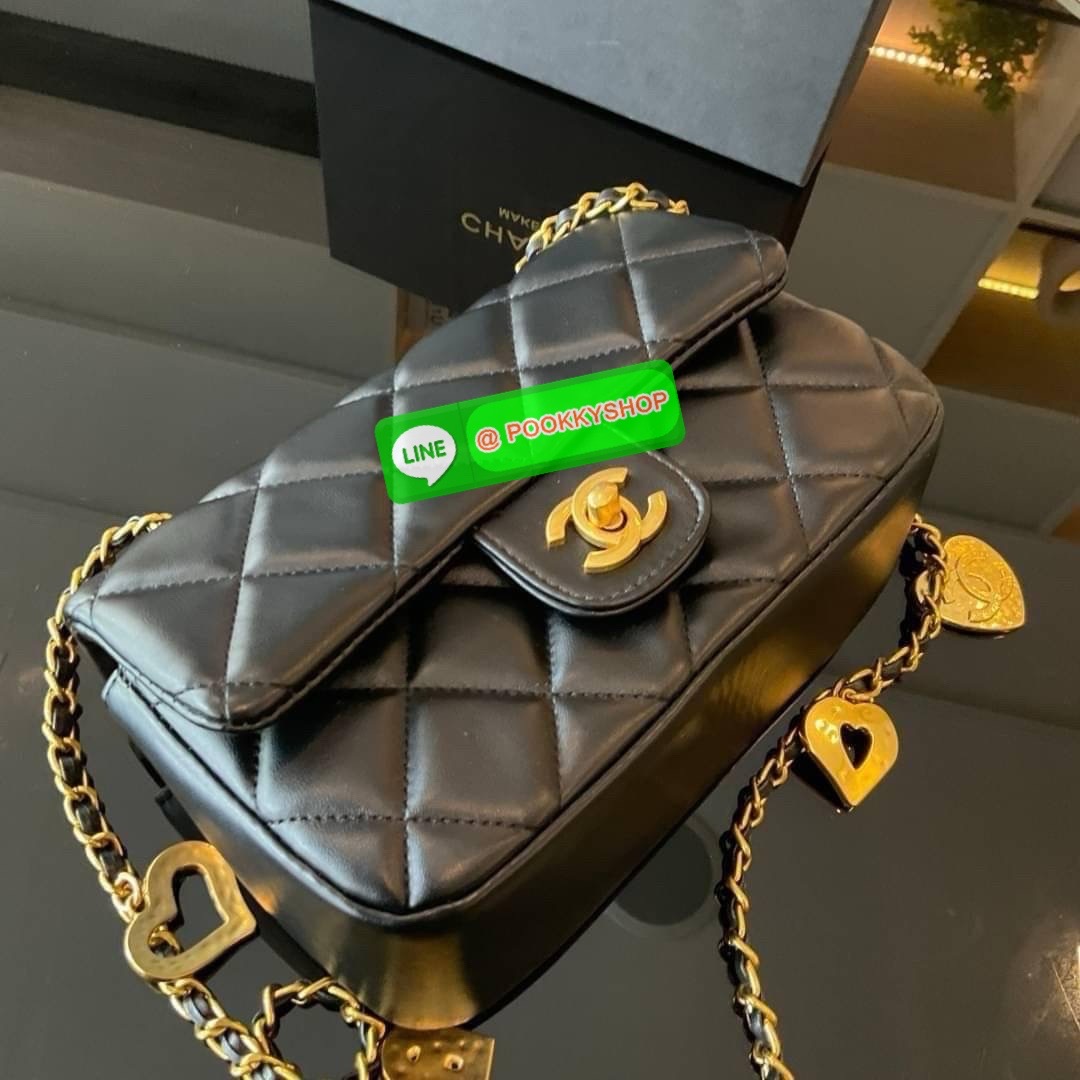 พร้อมส่งรุ่นขายดี !! กระเป๋างานกิฟท์ CHANEL VIP GIFT CROSSBODY BAG กระเป๋าทรงสะพายข้าง หนังพียูพรีเมี่ยม อะไหล่ทองวินเทจทั้งใบ ประดับโลโก้แบรนด์และตกแต่งด้วยกิมมิคใบไม้ เปิดปิดด้วยตัวหมุน ด้านในใส่กระเป๋าสตางค์ได้ถึงใบกลาง มือถือได้ทุกรุ่น พร้อมช่องซิปให้