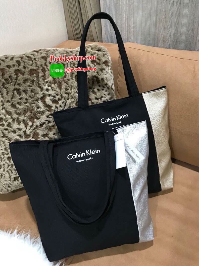 Calvin Klein Jeans Original Tote Bag กระเป๋าสะพายทรง Tote รุ่นแนะนำจาก Calvin Klein Jeans วัสดุ Canvas สีดำตัดด้วยหนังสังเคราะห์ด้านข้างดูมีดีเทล ด้านหน้ามีโลโก้ น้ำหนักเบา ใบใหญ่กำลังดี เปิดปิดด้วยซิปสะดวกใช้ หัวซิปแบรนด์ ภายในมีโลโก้และช่องซิป สามารถใส่