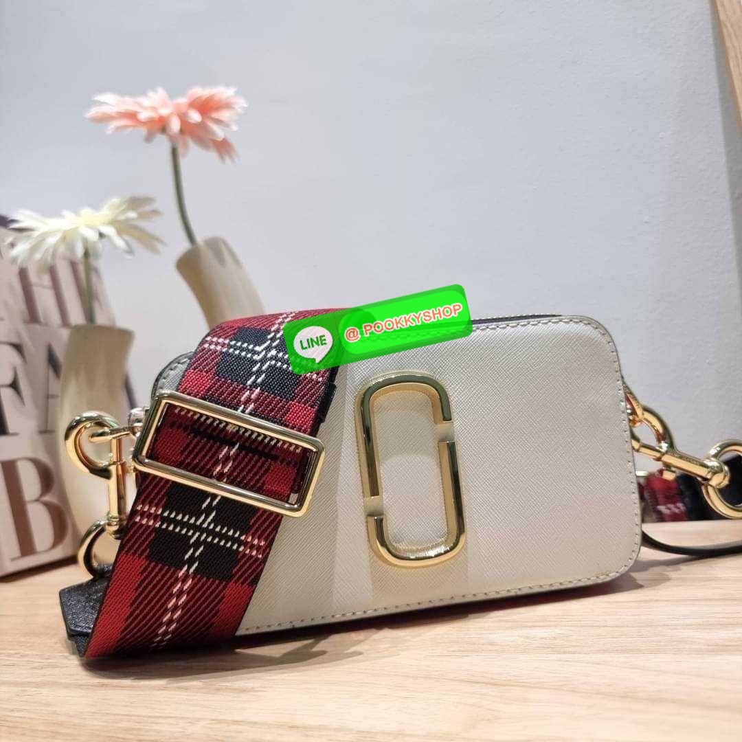 MARC JACOBS THE SNAPSHOT CAMERA BAG ไอเท็มยอดฮิตที่โดดเด่นเป็นเอกลักษณ์ กับกระเป๋าสะพายข้างสุดปัง เรียกได้ว่าไม่ซ้ำใคร!! วัสดุหนังวัว สวยอยู่ทรง เปิด-ปิดกระเป๋าด้วยซิป มีซิปหลัก 2 ช่อง แบ่งสัดส่วนไว้ดีมาก มาพร้อมสายสะพายสปอร์ตเส้นใหญ่ ที่ออกแบบโทนสีมาให้เ