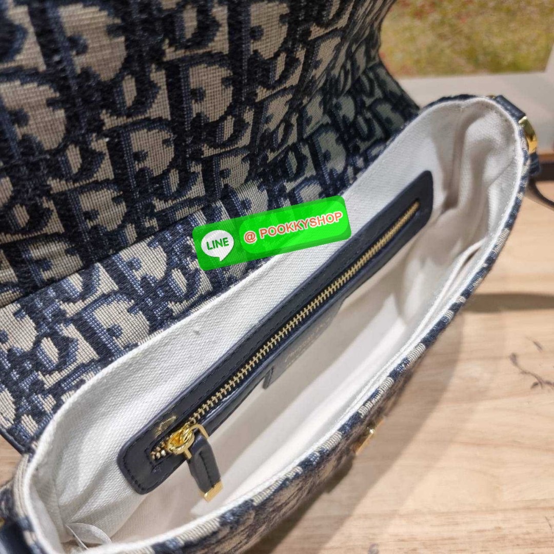 กระเป๋าสะพายทรงสวย ดีไซน์โลโก้โดดเด่นและหรูหรา ดีเทลดูดีมีกิมมิคในตัว