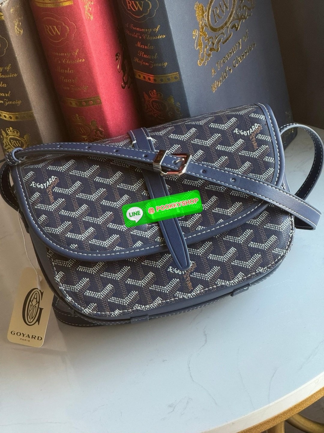 Goyard belvedere pm แบรนด์ดังจากฝรั่งเศส เรัยบหรูแต่ดูสง่า สะดุดตาด้วยลายเฉพาะตัว วัสดุที่นำมาตัดเย็บกระเป๋าเป็นวัสดุผ้าใบ Canvas ที่มีชื่อเรียกว่า “Goyardine” ซึ่งเป็นผ้าใบที่เป็นการผสมผสานระหว่างผ้าฝ้าย (Cotton), ผ้าลินิน (Linen) และ ผ้าป่าน (Hemp) ทำกา