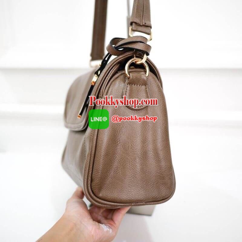 New arrival Lady city bag กระเป๋ายอดขายถล่มทลายในประเทศสิงคโปร์ จาก Luxe วันนี้มีมาให้ช้อปกันแล้วค่ะ กระเป๋าจัดระเบียบอย่างแท้จริง ด้วยช่องที่มากถึง 9 ช่อง เห็นใบแค่นี้ แต่คุณจะปลื้มรุ่นนี้อย่างไม่น่าเชื่อ มาดูกันค่ะ ว่ารุ่น Regular 2 way city bag จะช่วยใ
