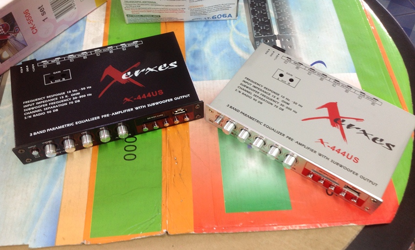 ปรีแอมป์รถยนต์ 3 แบนด์ ยี้ห้อ XERXES สามารถใช้ USB เล่น mp3 ได้ 
