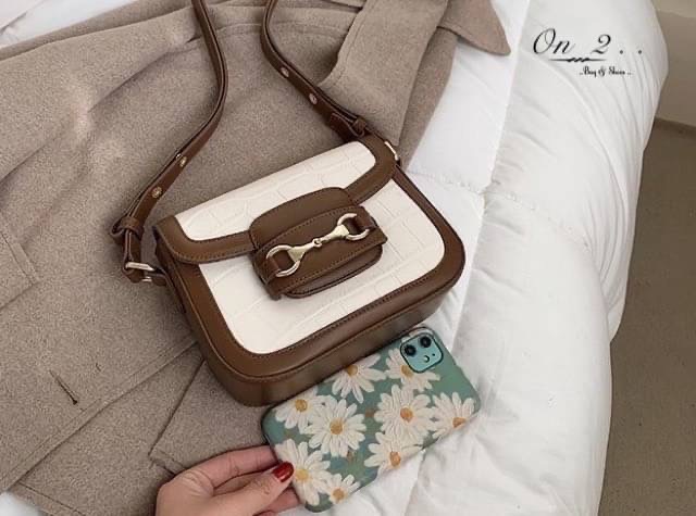 New Arrival 🔥🔥🔥 🇰🇷Korean style bag🇰🇷 กระเป๋าหนังพียูทรงสี่เหลี่ยม ปั้มลายCroco สายสะพายเป็นสายหนัง ปรับความยาวได้