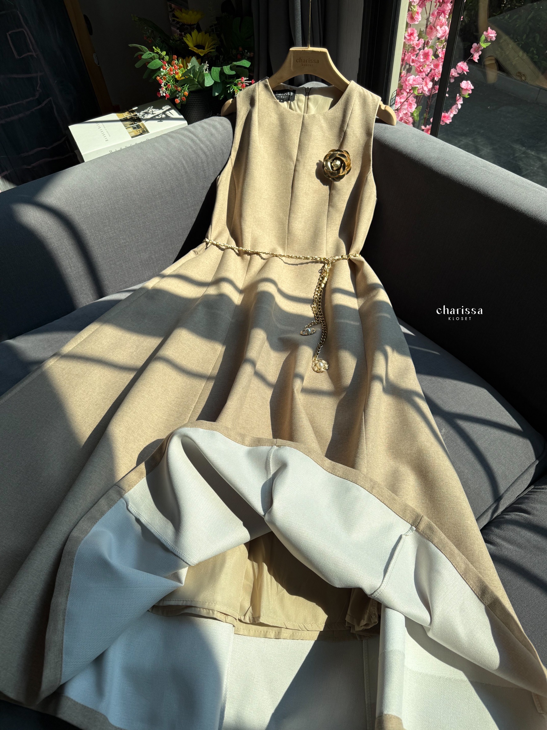 เดรสแฟชั่น แม็กซี่เดรสมาพร้อมเข็มขัดโซ่และดอกไม้