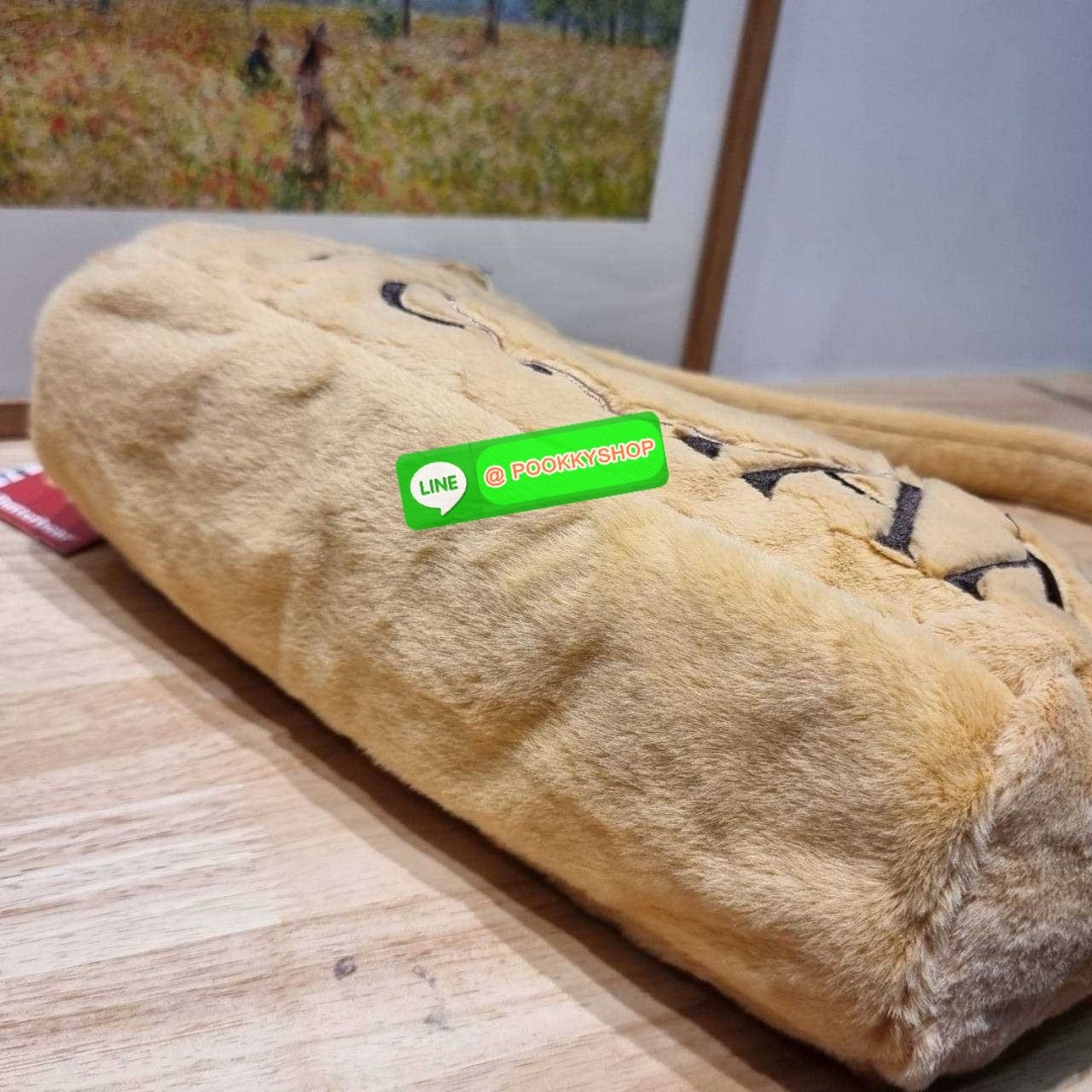 Gentlewoman x Butterbear fluffy dumpling bag 🔆 Details กระเป๋าที่มัมหมีต้องไม่ปล่อยผ่าน น้องหมีเนยน่ารักไม่ไหว และมาในรูปแบบกระเป๋า dumpling สุดฮิต บอกเลยว่าเหมาะกับคริสต์มาสที่จะถึงนี้มาก ดีไซน์น้องหมีเนยโดดเด่น ปากกระเป๋าสามารถรูดเก็บทรงได้ และม