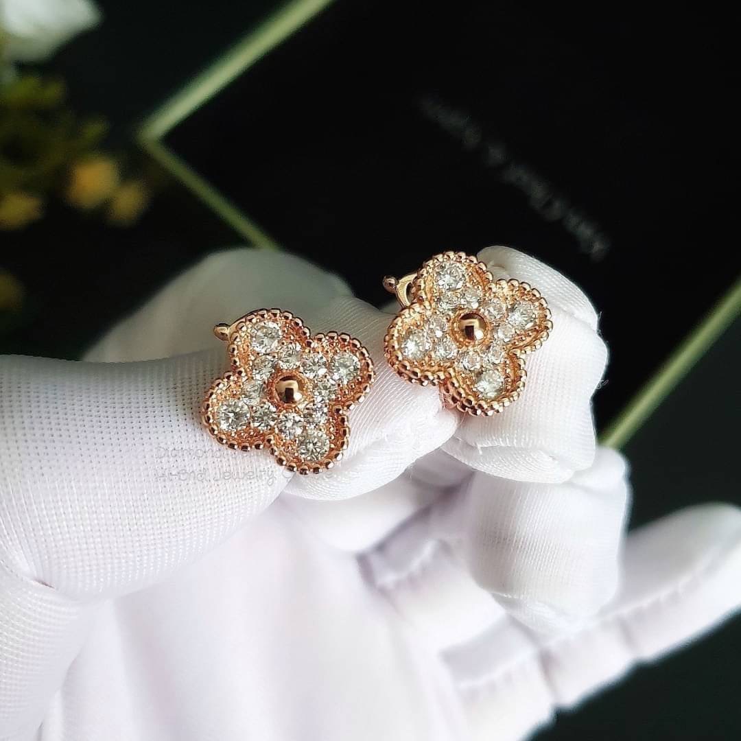 New Arrival !!!!! Van Cleef & Arpels Earring ต่างหูเพชรแวนคลีฟ งานหน้า signature เพชรคัดเกรดอย่างดีค่ะ งานสวยเลอค่ามากๆ งาน stainless steel ใส่เข้ากับทุกชุด ติดหูชิคๆ ไม่ผิดหวังแน่นอนค่ะ งานคุณภาพ