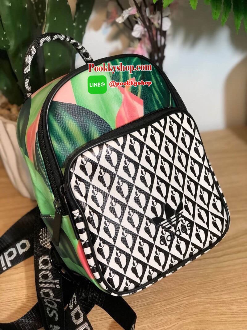 ADIDAS MINI BACKPACK กระเป๋าเป้หรือสะพายหนังPu คุณภาพดี สไตล์ Sport ขนาดมินิ น้ำหนักเบา ด้านหน้ามีโล้โก้และช่องซิป เปิดปิดด้วยซิปสะดวกใช้ หัวซิปแบรนด์ ภายในมีช่องใส่ของ หูจับถนัดมือ สายสะพายปรับได้ตามต้องการ สามารถสะพายเป็นเป้ หรือกระเป๋าสะพาย Crossbody ใ