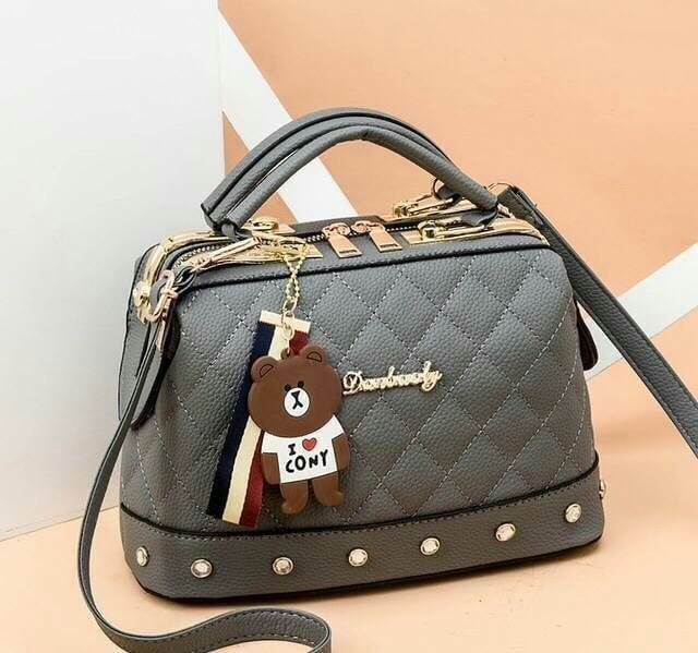 พร้อมส่ง PB613 ใหม่กระเป๋านำเข้างานยอดฮิต ผลิตจาก PU เกรดพรีเมี่ยม งานเป็นทรงแข็งตามภาพ ไม่ยุบหรือย้วย ตกแต่งหมุดติดแน่นไม่มีหลุด ด้านในกว้างจุเยอะ มีหลายสี ทนทาน มีสายยาว ถอดได้ปรับขนาดได้ มีพวงหมีนะคะ