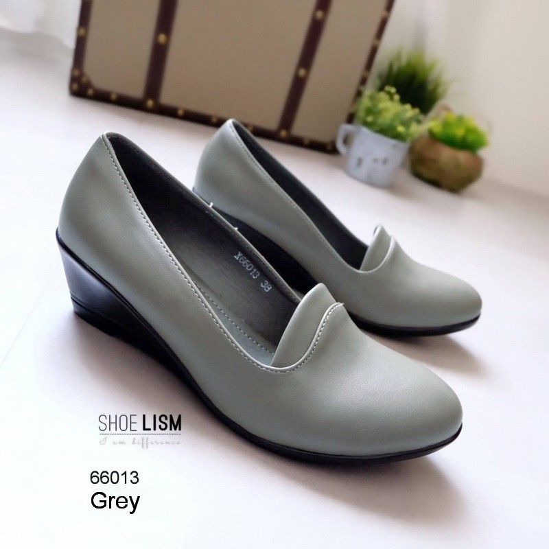 งานขายดี มาเพิ่มครบสี พร้อมส่งจร้า!! รองเท้าคัชชูด้านในบุนวมนิ่มเว่อร์!! เพื่อสุขภาพเท้า ด้านหน้าจะเย็บขอบกันกัด ด้านในบุนวมทั้งพื้น เดินนิ่มสบายมากค่ะ ต้องลอง!