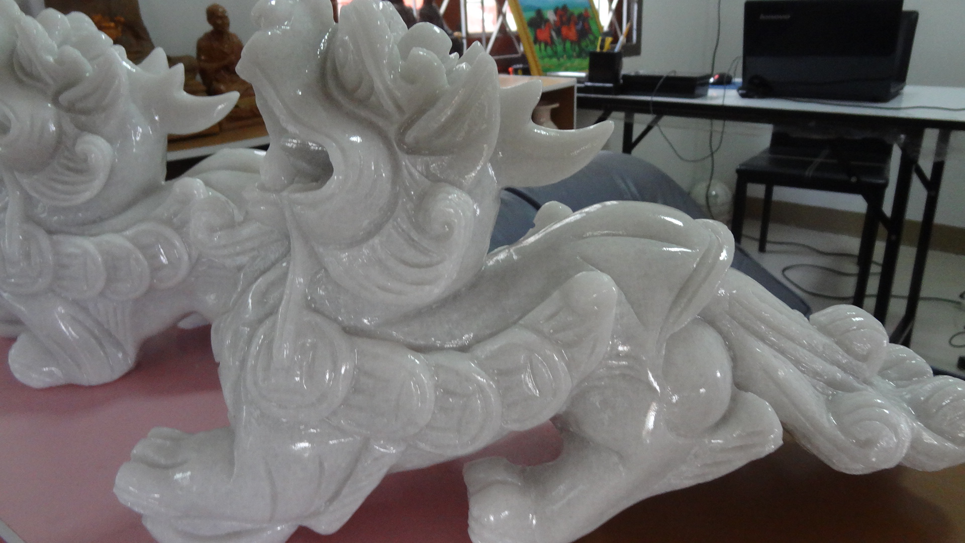 ปี่เซี๊ยะคู่ หินอ่อนสีขาว หางพวง ขนาดยาว 32 สูง 20 เซนติเมตร ( 1 คู่ )