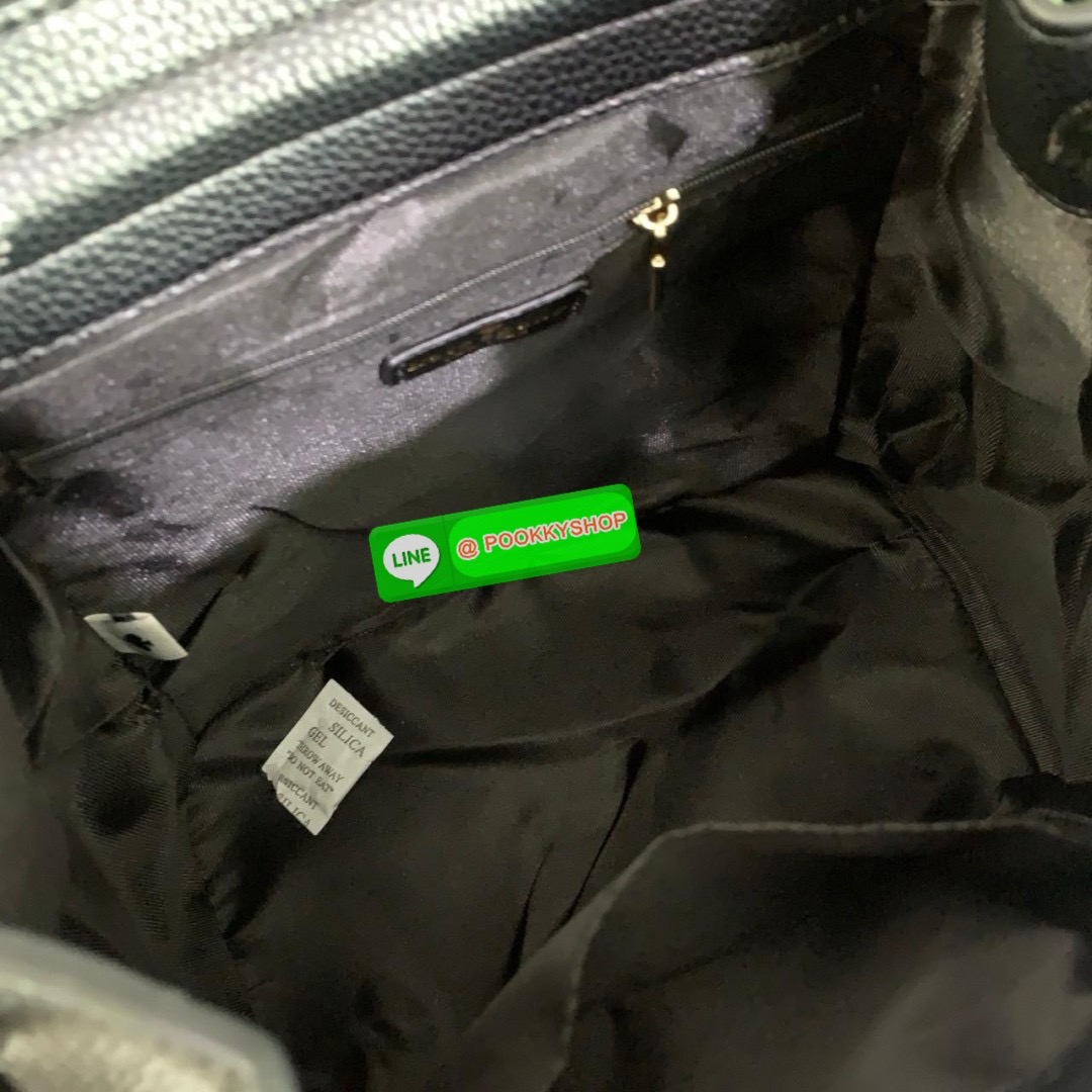 KATE SPADE NEW YORK Sinch Pebbled Leather Medium Flap Backpack กระเป๋าสะพายเป้หนังนิ่มลายหนังสวย ด้านหน้าตกแต่งด้วยชื่อแบรนด์ มีช่องซิปเล็กด้านข้างกระเป๋า 1 ช่อง ช่องใหญ่เปิด-ปิดด้วยตัวรูด ด้านในโล่งกว้างจุของได้เยอะมาก และมีช่องซิปใส่ของจุกจิกค่ะ