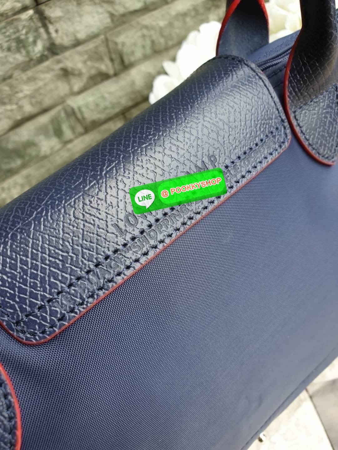 Longchamp Le Pliage Club Tote Bag Size S หูยาว วัสดุเนื้อผ้า Nylon Canvas เคลือบกันนำ้ ตัดด้วยหนังแท้ที่มีน้ำหนักเบา ดีไซน์เรียบง่ายแต่เต็มไปด้วยความคลาสสิก จนเป็นที่ชื่นชอบไปทั่วโลก Longchamp ปรับโฉม LE PLIAGE ด้วยการปักลายรูปม้า-ตราสัญลักษณ์ของแบรนด์บนผ