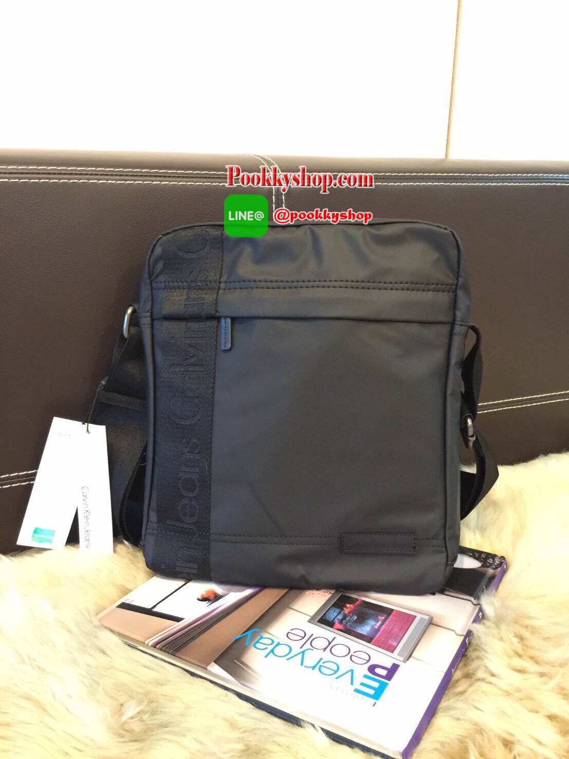 Restock! "CALVIN KLEIN" JEANS CROSSBODY BAG (Size L) กระเป๋าสะพายรุ่น Limited Edition จาก Calvin Klein Jeans วัสดุ Nylon + Polyester 100% คุณภาพดีเนื้อนิ่มน้ำหนักเบา กันน้ำ ด้านหน้ามีโลโก้ Calvin Klein Jeans พร้อมช่องซิป1ช่อง เปิดปิดด้วยซิปสะดวก