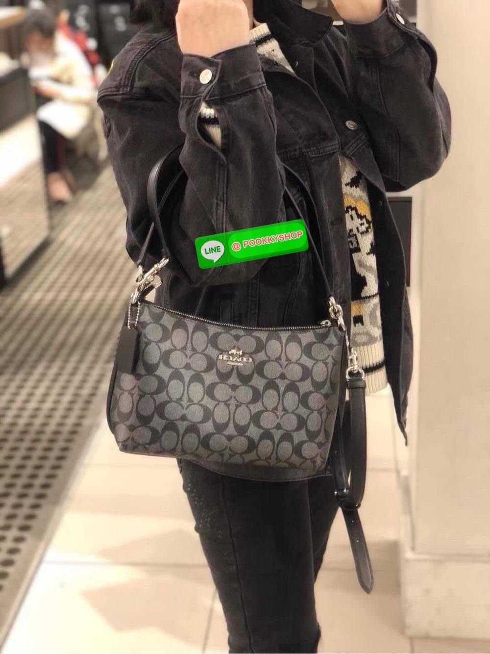 กระเป๋าสะพาย LEWIS IN SIGNATURE CANVAS ( COACH F85696) กระเป๋าหนังลาย C ผ้าใบเคลือบซิกเนเจอร์ พร้อมรายละเอียด หนัง เรียบ] ภายในกระเป๋ามัลติฟังก์ชั่น ปิดด้วยซิป ซับในผ้า