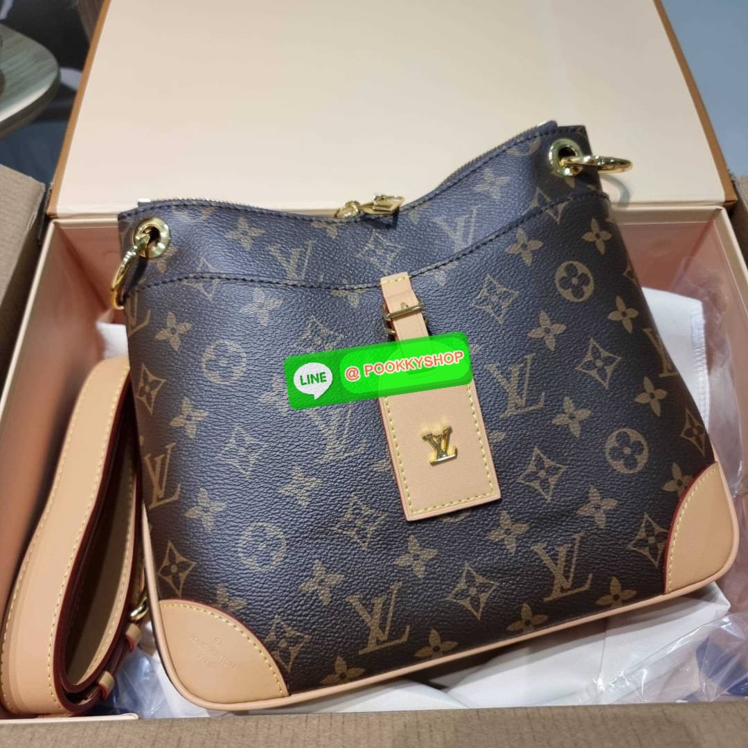 🔆 Model LV odeon bag 🔆 Details ฮอตที่สุด กับกระเป๋าสะพายดีไซน์คลาสสิค ขนาดกำลังดี ทำให้ใช้งานได้สะดวก ปากกระเป๋ามีซิปเปิดปิด ด้านหน้ามีช่องใส่ของได้ ภายในโล่งกว้าง ใส่ได้ทั้งกระเป๋าสตางค์ใบยาว มือถือ ของจำเป็นต่างๆ มาพร้อมสายสะพาย ปรับได้ต
