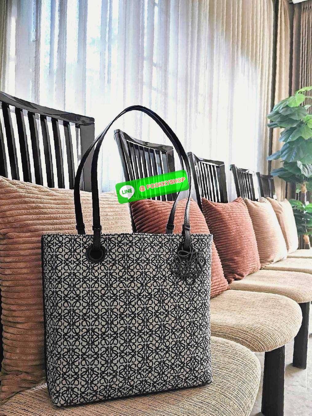 ✴️NEW ARRIVAL!✴️LOEWE ANAGRAM TOTE BAG VIP GIFT WITH PURCHASE GWP พรีเมี่ยมกิ๊ฟ Limited จาก LOEWE PERFUME DUTYFREE ไอเท็มใหม่! ดีไซน์สวยคงเอกลักษณ์ด้วยวัสดุ Anagram Canvas Jacquard Fabric ผสมผสานหนังแท้ Calfskin ลงตัวสุดคลาสสิค ขนาดกำลังดี น