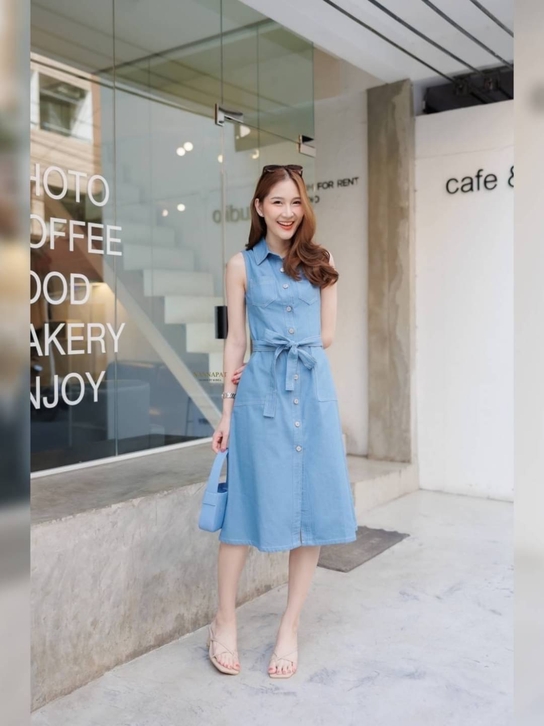 Dress ยีนส์ เรียบหรู ดูดีมีสไตล์ ใส่ได้เรื่อยๆเลยนะคะ ผ้าหนานุ่มใส่สบาย งานกระดุมหน้ายาว แต่งกระเป๋าเก๋ไก๋ ทรงสวย มาพร้อมสายรัดเอวที่ทำให้ชุดดูลงตัว ห้ามพลาด❗ ราคานี้คุ้มมากนะคะ มีติดตู้ใว้ได้หยิบมาใส่บ่อยแน่นอนคะ