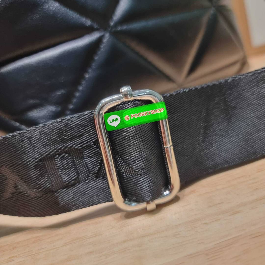 PRADA LEATHER PADDED BAG ใหม่ล่าสุด กับคอลเลคชั่นที่ทำออกมาตอบโจทย์ได้ทุกไลฟ์สไตล์ และเป็นยูนิเซ็กส์ กับกระเป๋าทรงโท้ท ขนาดกำลังดี วัสดุหนังแท้ ตัดเย็บเดินเส้นลายตาราง ปากกระเป๋ามีซิปเปิดปิด ภายในเป็นช่องโล่ง มีช่องแยกให้ มาพร้อมสะพายข้างและใบลูก ให้ได้สน