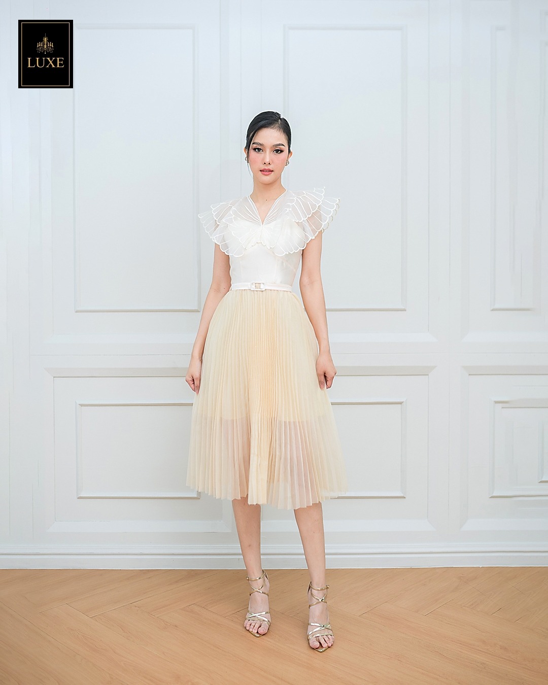 เดรสแฟชั่น เดรสเสื้อคอวีผ้าดัตเชสทวิล ปักลายผีเสื้อสีขาว กระโปรงผ้าออแกนดี้อัดพลีท