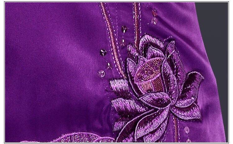 สีแดง คอจีน แต่งซีทรู และปักฉลุ ช่วงอก งานผ้าไหมสวยหรู เนื้องานละเมียด สวยกรูสุดๆคะ กระโปรง สาวๆ ที่ใฝ่ฝันอยากใส่กี่เพ้า สวยๆ อย่าพลาดเลยนะคะ งานมีระดับ ในราคาไม่แพงเลย.. ขอบอก .. ความเหมือนของสินค้าจริง กับภาพตัวอย่าง 99.99%