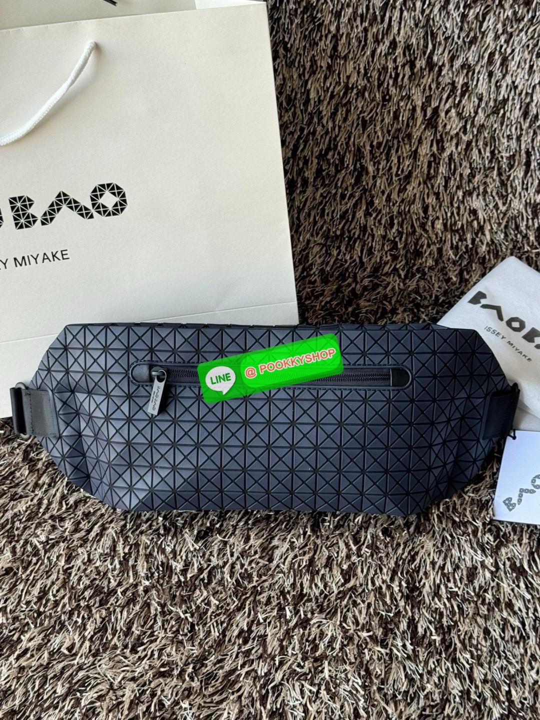 💕Baobao Issey Miyake Matte Baton Crossbody Bag เป็นกระเป๋าคาดอกที่มีดีไซน์เรียบง่ายและใช้งานได้อเนกประสงค์ มีน้ำหนักเบาแต่มีความทนทานสูงและสามารถกันน้ำได้ สายสะพายมีความแข็งแรงและปรับได้หลายระดับ จึงสามารถประยุกต์ใช้งานได้ทั้งคาดอก คาดเอวหรือสะพาย