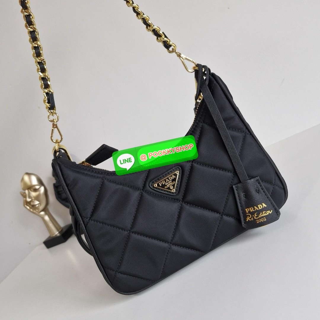 พร้อมส่งอีกครั้ง งานวินเทจสุดคลาสสิค PRADA RE EDITION ที่มาพร้อมสายสะพายสองแบบ สองสไตล์ (ถอดเปลี่ยนได้) อะไหล่ปั้มแบรนด์ทุกจุด วัสดุทำจากผ้า Nylon อย่างดี กันน้ำได้ อยู่ทรงสวย สามารถใส่กระเป๋าตังค์ใบกลางได้ ถอดเปลี่ยนสายได้ เปิดปิดด้วยซิป อะไหล่เงินทั้งใบ