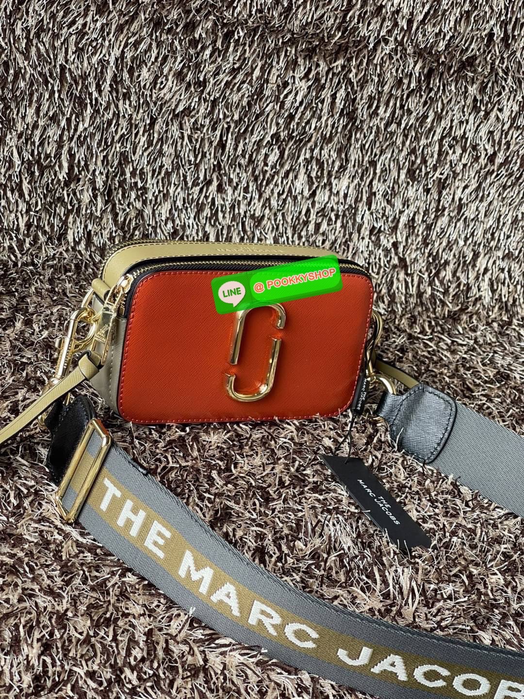 Marc Jacobs Snapshot Bag กระเป๋าแบรนด์ดังจากสัญชาติอเมริกัน นับได้ว่ารุ่นนี้เป็นรุ่นทรงฮิตของ marc jacobs เลยทีเดียว โดยด้านหน้ากระเป๋าจะเป็นโลโก้แบบโลหะที่เป็นสัญลักษณ์ของแบรนด์นี้ มาพร้อมสายสะพายที่จะสะพายยังไงก็ดูโดดเด่น เพราะขนาดใหญ่ที่สกรีนตัวอักษร m