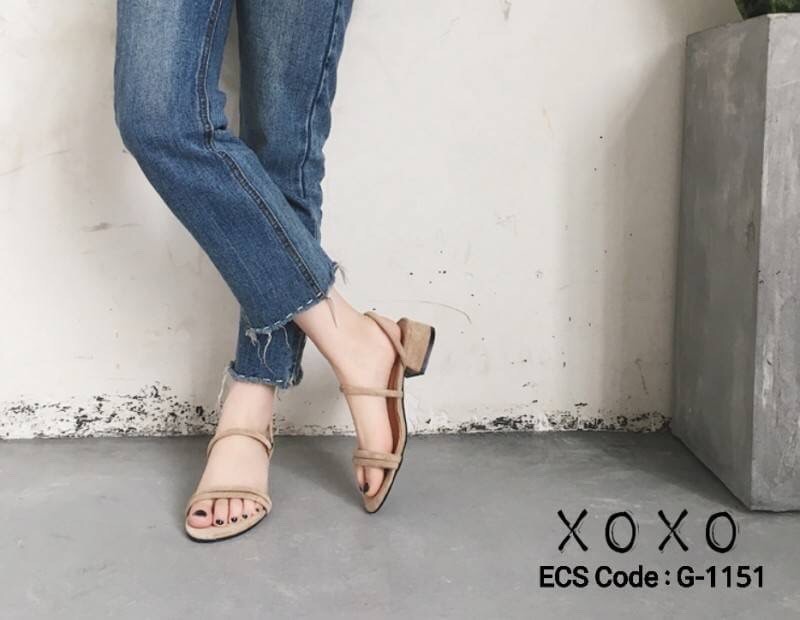 พร้อมส่ง ทันที่ แตะสวม มีส้นนิดๆๆ ส้นงานแท่ง ใส่สบาย ไม่รู้สึกเขย่งคาดหน้าหนังชามัวร์ หนั่งนุ่มมาก รุ่นนี้ใส่ได้ 2 แบบ จะเป็นส่วนด้านหน้าอย่างเดียว หรือ หลังดึงเป็นสายคาด ก็เก๋