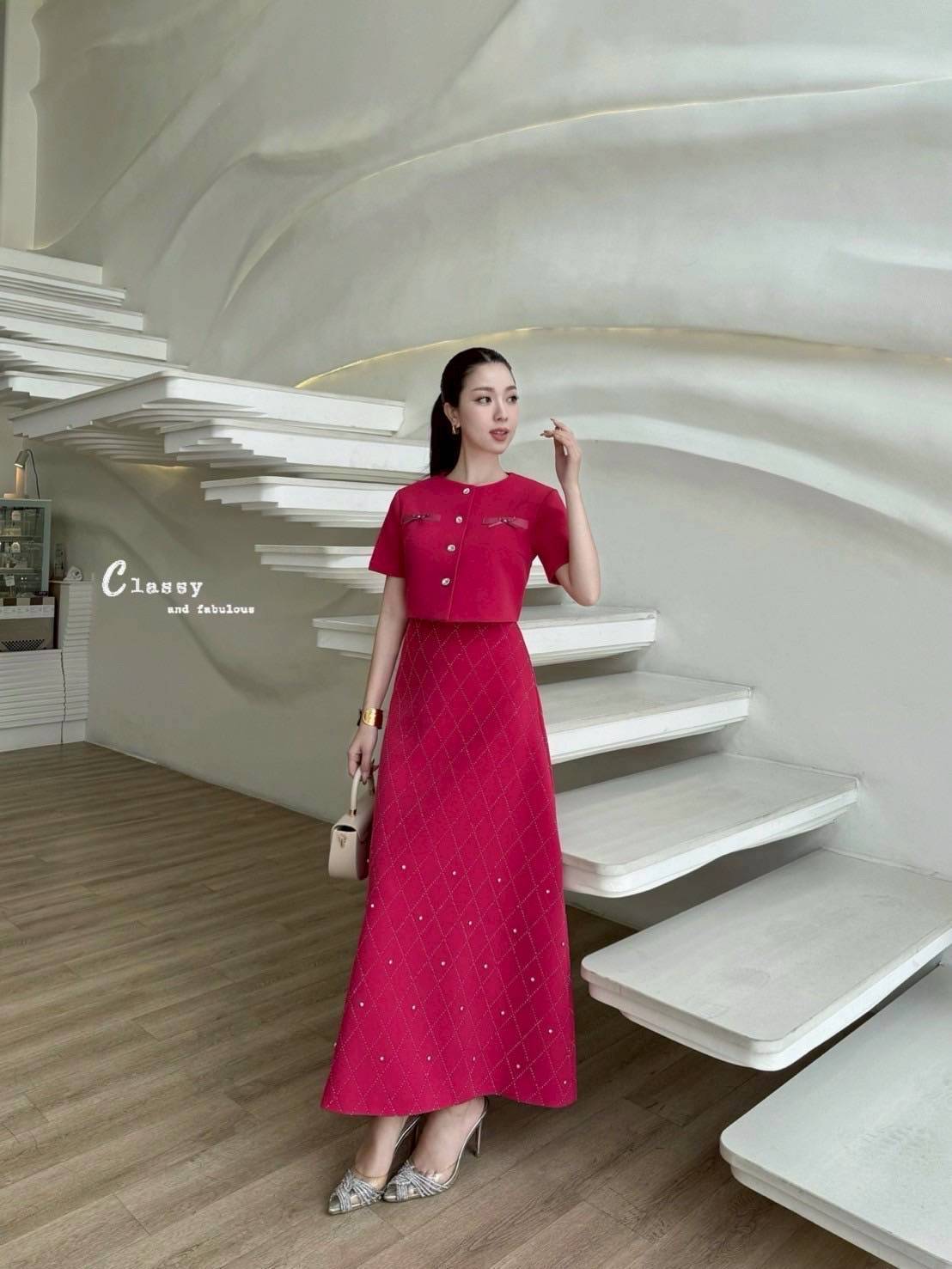 ชุดเซทแฟชั่น set เสื้อผ้าพื้นคอกลมแขนสั้นติดโบว์กระดุมเพชรด้านหน้า + กระโปรงยาวเพชร