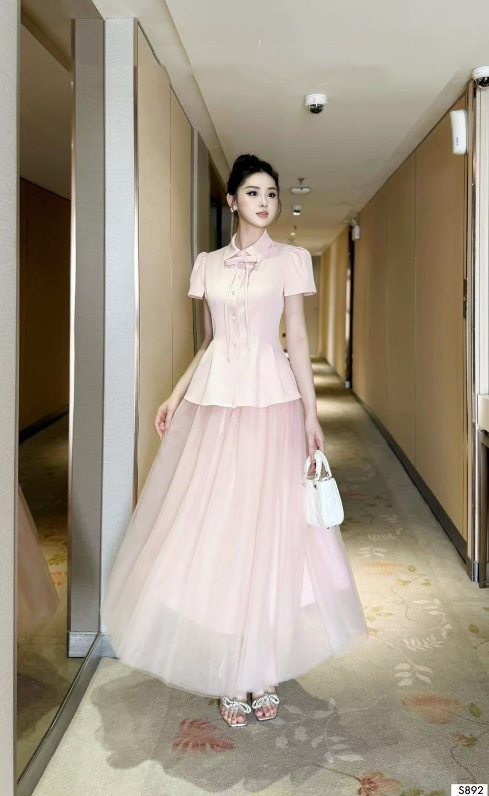 ชุดเซทแฟชั่น Set.3 ชิ้นเสื้อ+ กระโปรง+เข็มกลัด เสื้อแขนสั้นคอปกสีชมพู ดีเทลแต่งกระดุมเพชรด้านหน้า